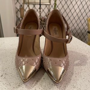 Valentinos  in a blush pink with gold cap toe size 7